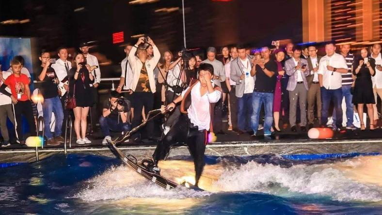 “海天盛筵”走到十字路口